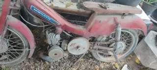 Mobylette Roja con su documentación