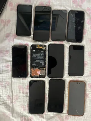 Lote di telefoni cellulari con cover e batterie