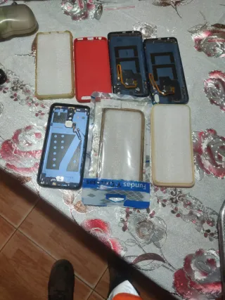 Lote di telefoni cellulari con cover e batterie