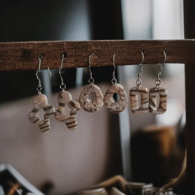 Pendientes perla beige y marrón