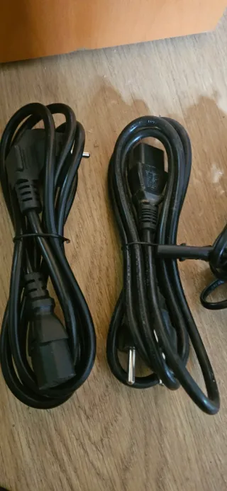 Cables de Corriente Negros