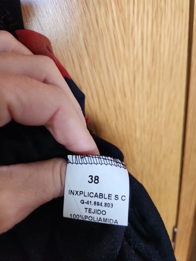 Vestido negro y rojo con estampado floral