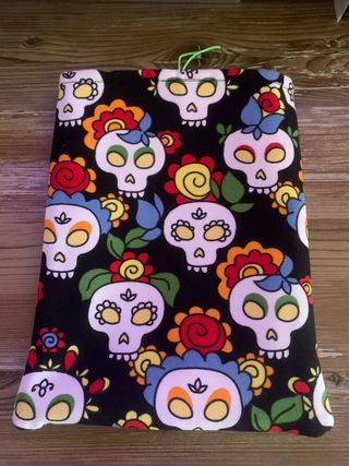Funda libro/tablet calaveras hecho a mano