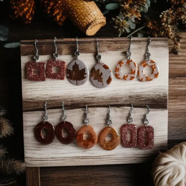 Pendientes Marrones con Brillo y Detalles Dorados