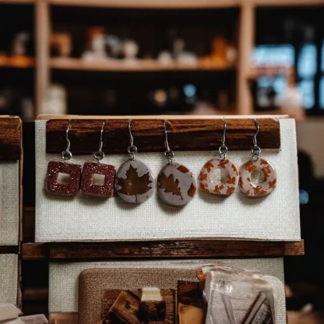 Pendientes Marrones con Brillo y Detalles Dorados