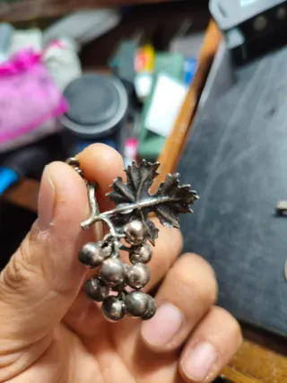 Broche Racimo Uvas Hoja Plata