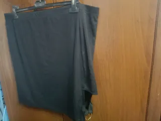 Gonna nera elasticizzata con anello