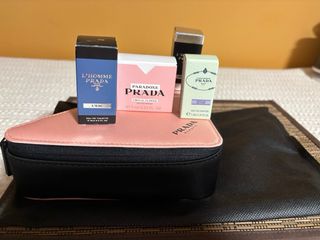 Borsa da toilette Prada con profumo in miniatura
