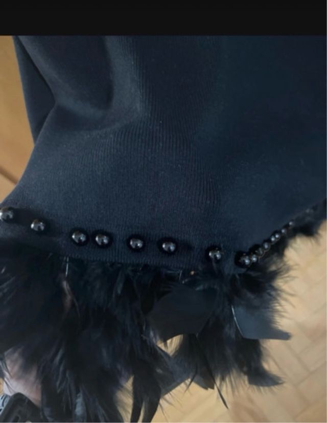 Top negro plumas y perlas talla única