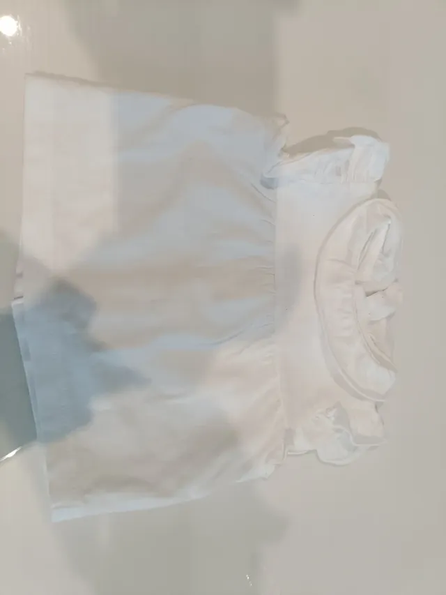 Blusa blanca manga corta con volantes