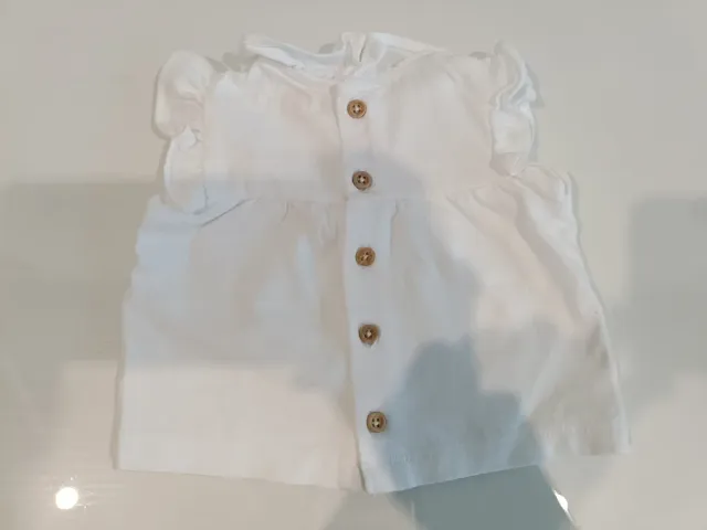 Blusa blanca manga corta con volantes