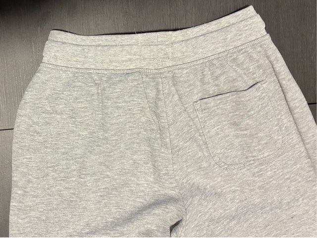 Pantalón de chándal gris con número 15