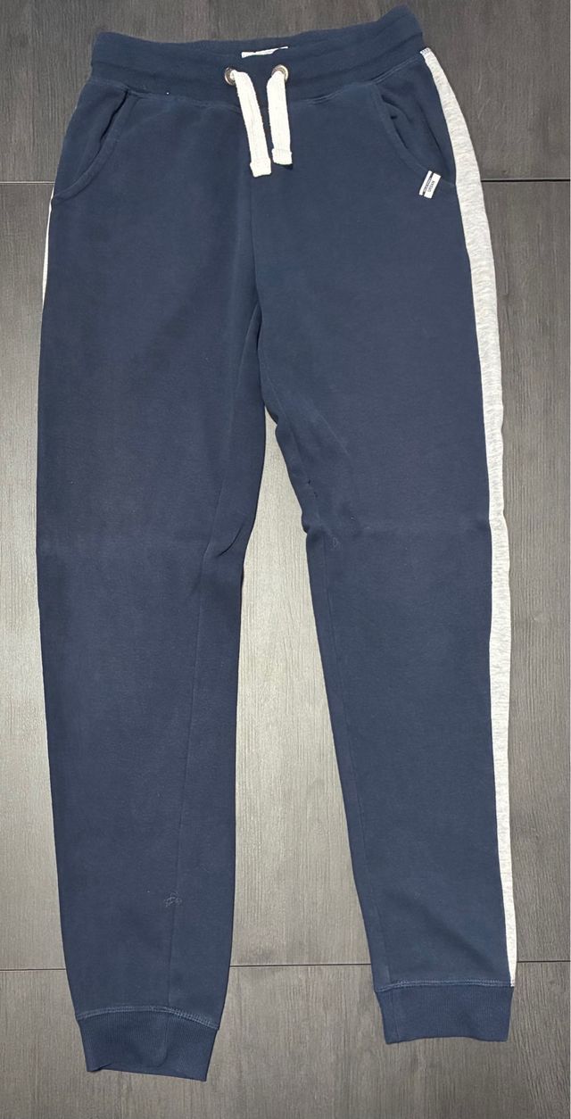 Dos pantalones de chándal