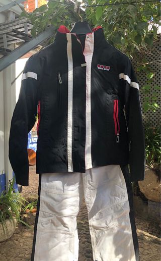 Traje de esquí negro y blanco