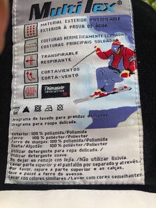 Traje de esquí negro y blanco