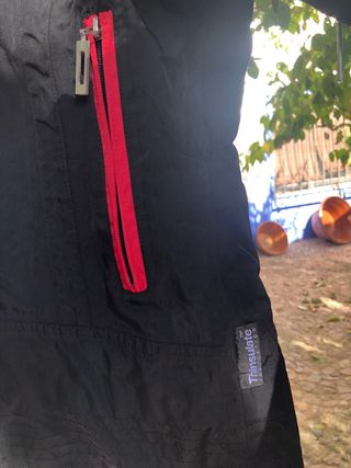 Traje de esquí negro y blanco