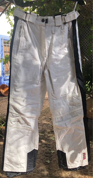 Traje de esquí negro y blanco