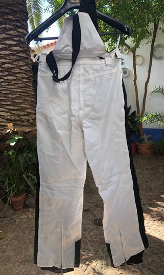 Traje de esquí negro y blanco