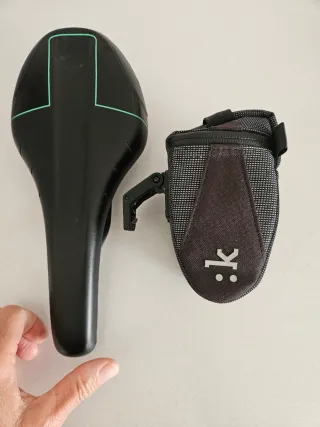 Sillín bici negro con portaherramientas