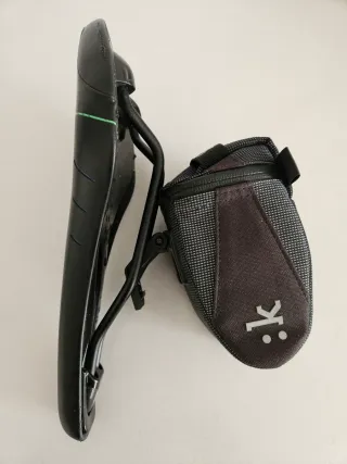 Sillín bici negro con portaherramientas