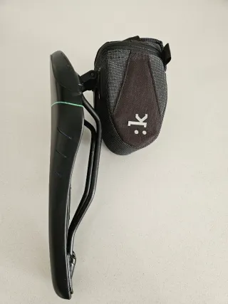 Sillín bici negro con portaherramientas