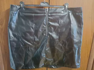 Gonna similpelle nera con zip