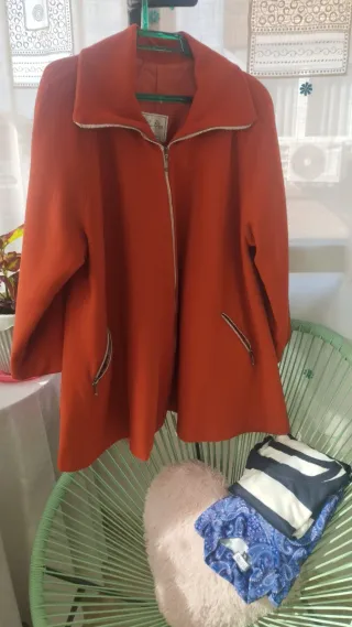 Lote 3 prendas: Chaqueta naranja y 2 blusas
