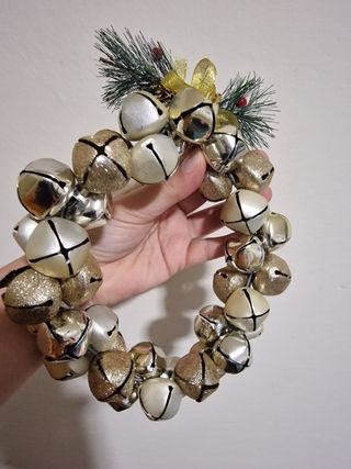 Ghirlanda Natale con campanelle oro e bianche