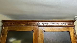 Armario de madera con puertas de cristal