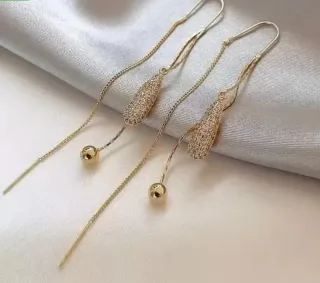 Pendientes largos dorados en forma de lágrima
