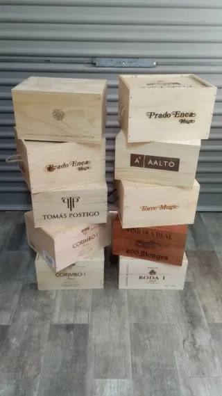 10 scatole in legno con coperchio.