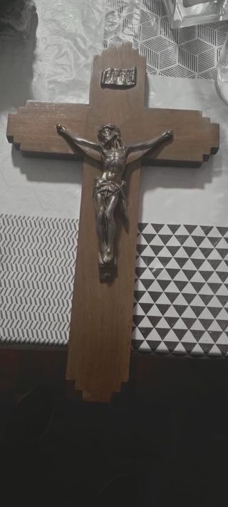 Crucifijo de madera con figura de Cristo