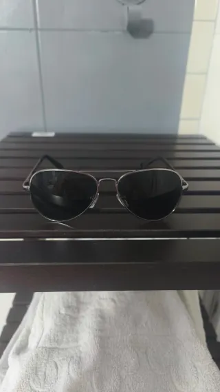 Gafas de sol aviador plateadas y negras