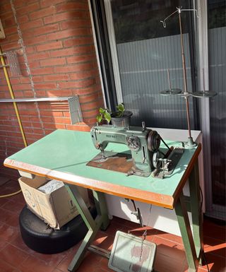 Máquina de coser vintage con mesa REFREY