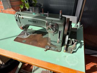 Máquina de coser vintage con mesa REFREY