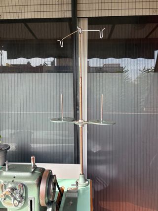 Máquina de coser vintage con mesa REFREY