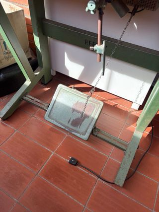 Máquina de coser vintage con mesa REFREY