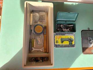 Máquina de coser vintage con mesa REFREY