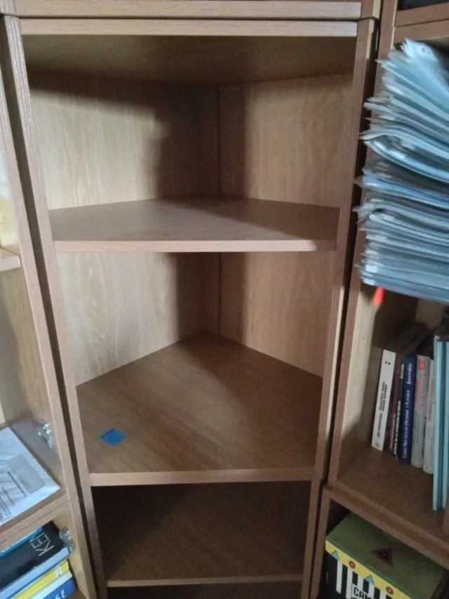 Estantería de esquina de madera