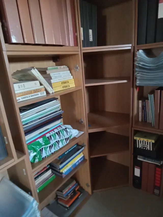 Estantería de esquina de madera