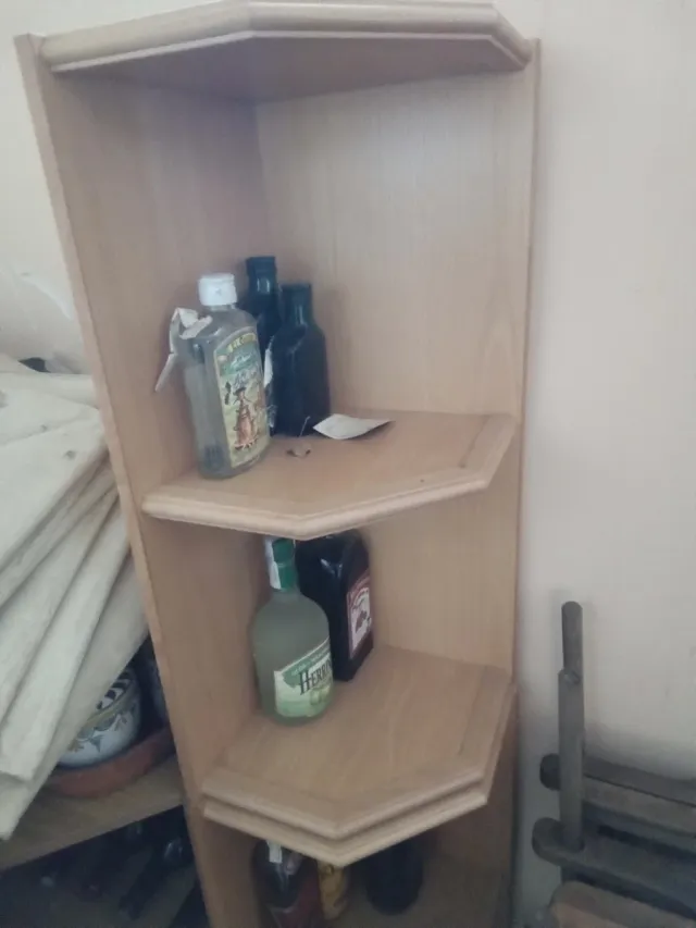 Estantería de esquina de madera