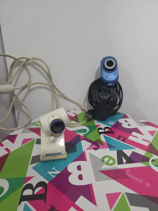 Labtec webcam azul e uma Philips branca de presente