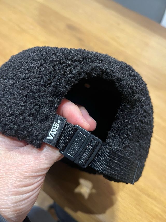 Gorra Vans borrego negra