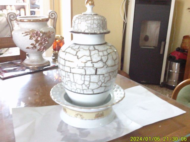 Jarrón de porcelana decorativo blanco y dorado