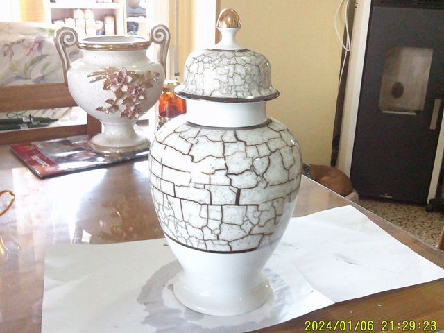 Jarrón de porcelana decorativo blanco y dorado