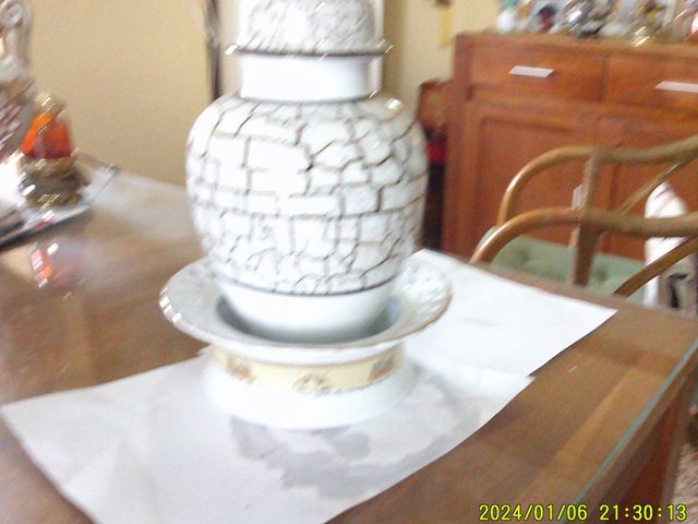 Jarrón de porcelana decorativo blanco y dorado