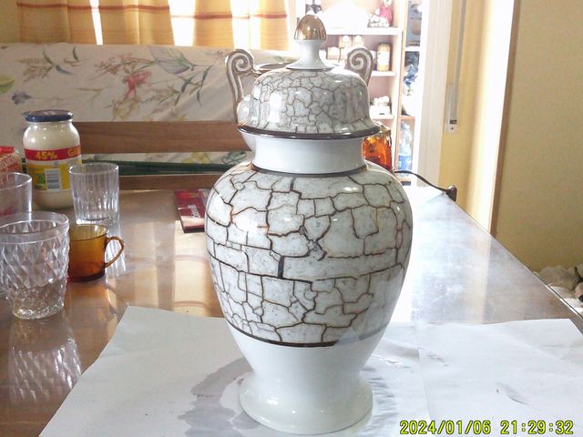 Jarrón de porcelana decorativo blanco y dorado