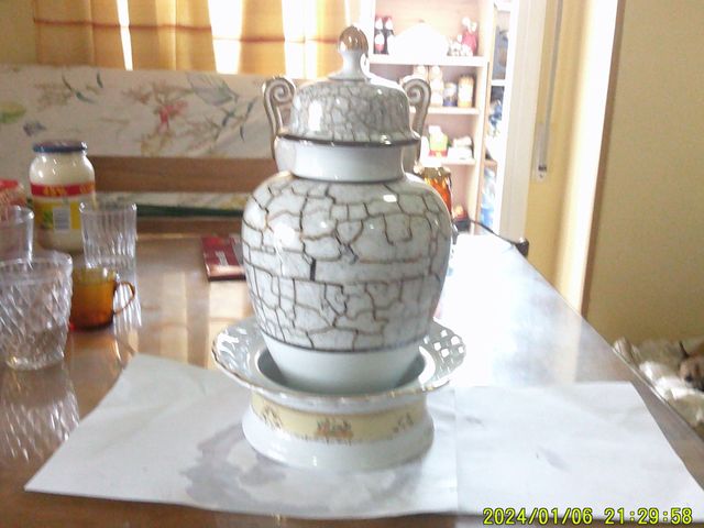 Jarrón de porcelana decorativo blanco y dorado