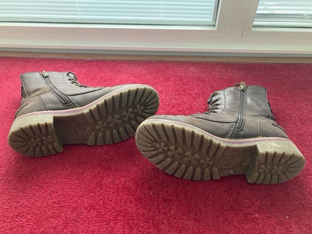 Botines marrones con cordones y cremallera