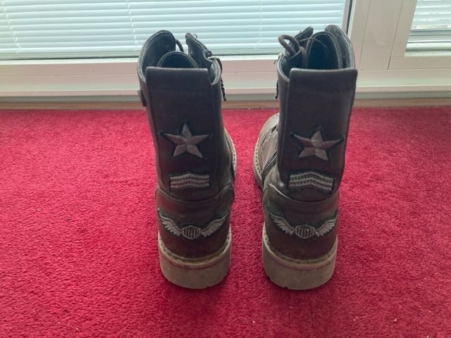 Botines marrones con cordones y cremallera